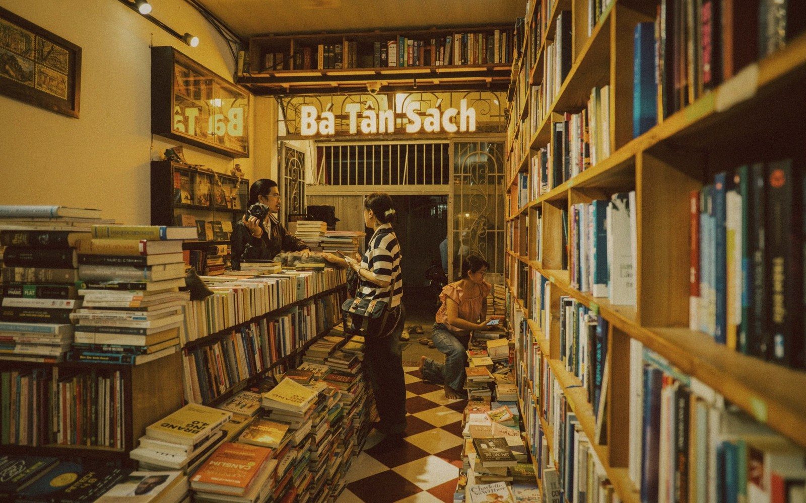 Bookshop Culture: Shelf-Talkers & Cats